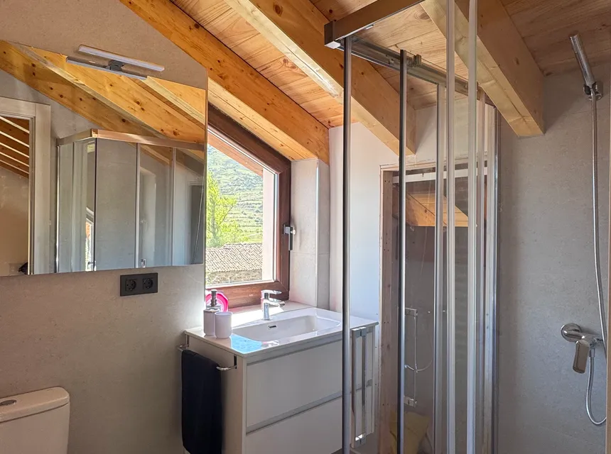 Baño de la casa rural en el Valle de Arbas