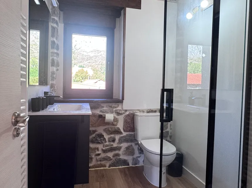 Baño de la casa rural en el Valle de Arbas