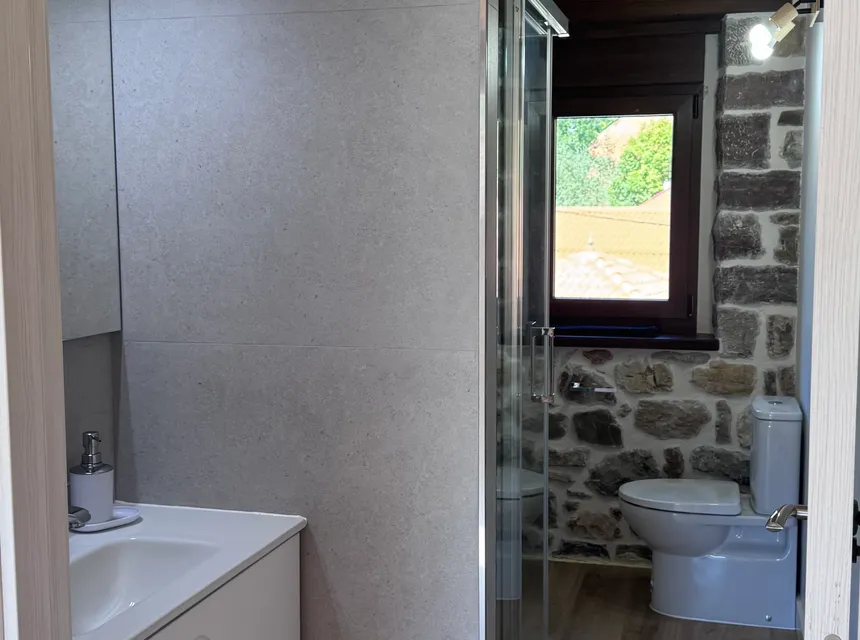 Baño de la casa rural en el Valle de Arbas