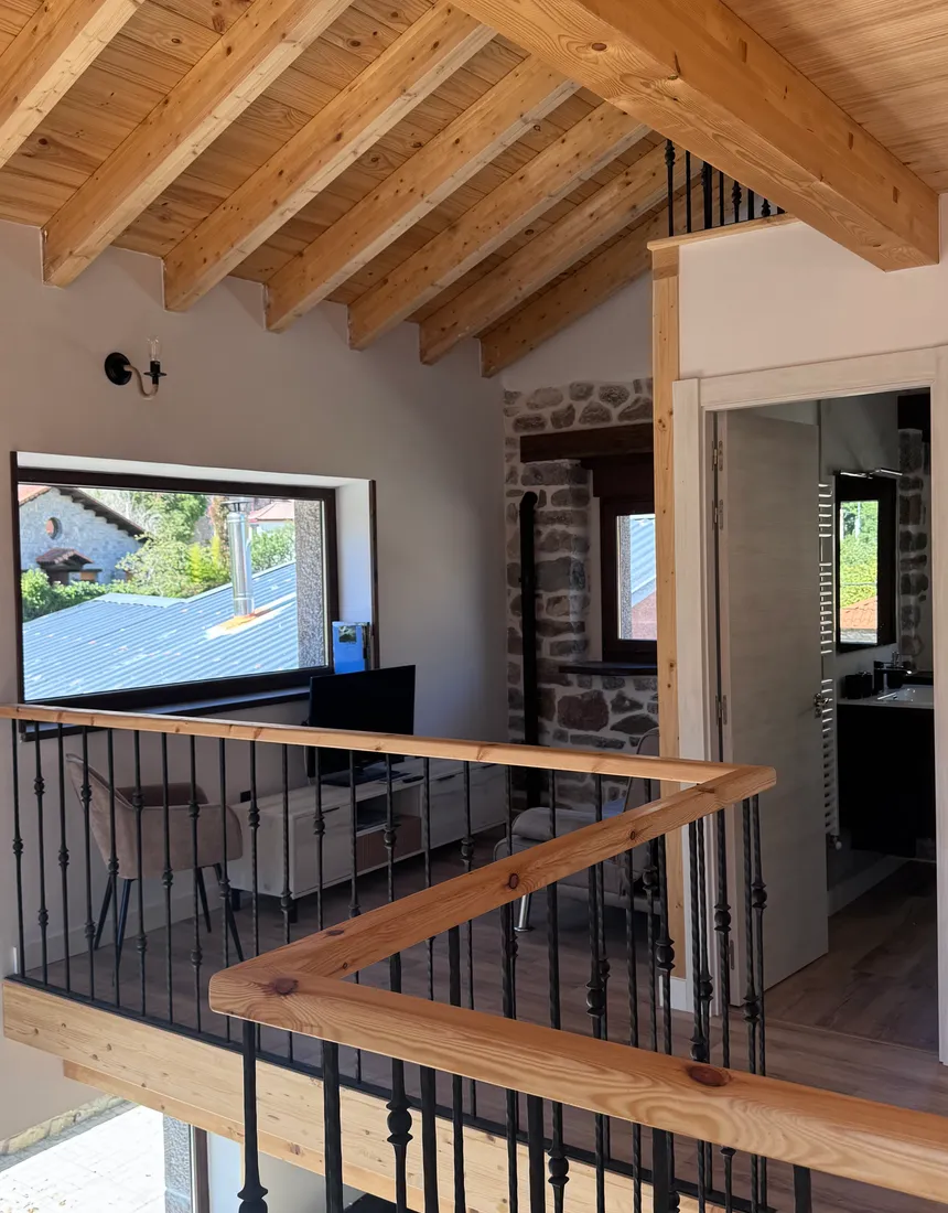 Salón del primer piso con televisión