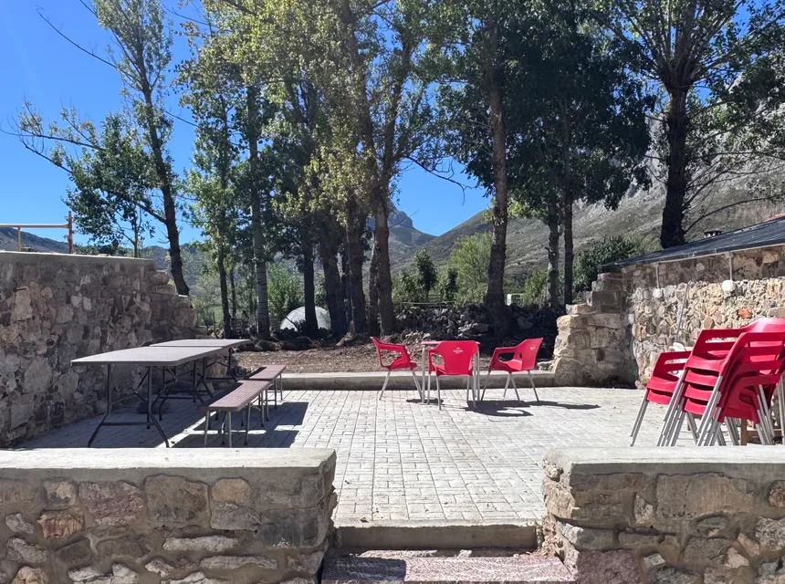 Zona de mesas para comer de la casa rural en el Valle de Arbas