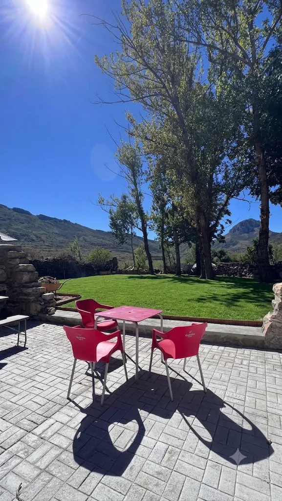 Jardín de la parte trasera de la casa rural
