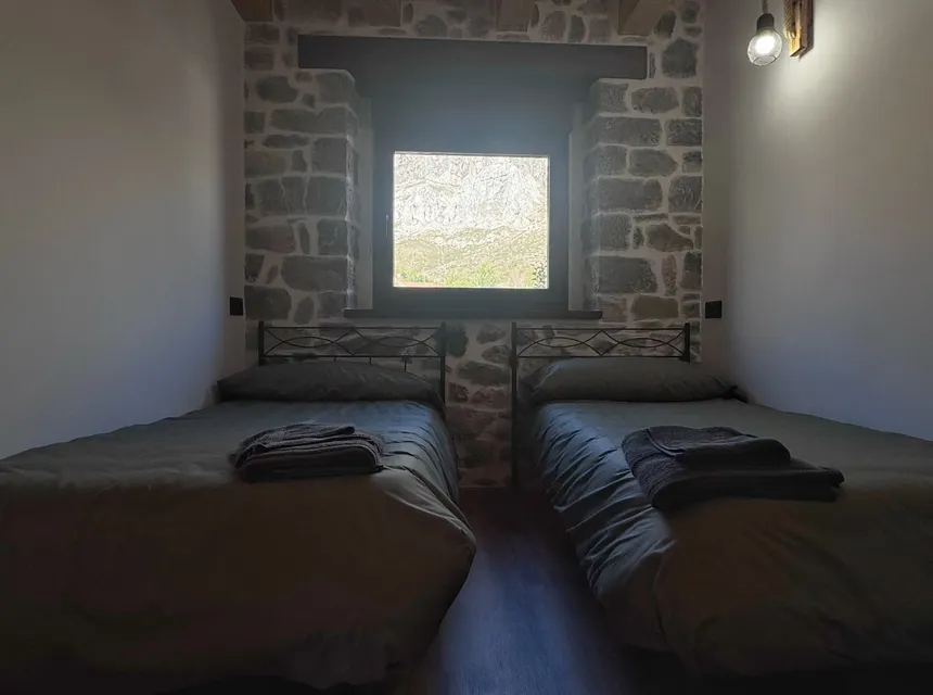Dormitorio con dos camas individuales