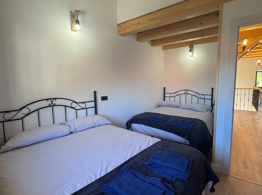 Dormitorio con dos camas de matrimonio