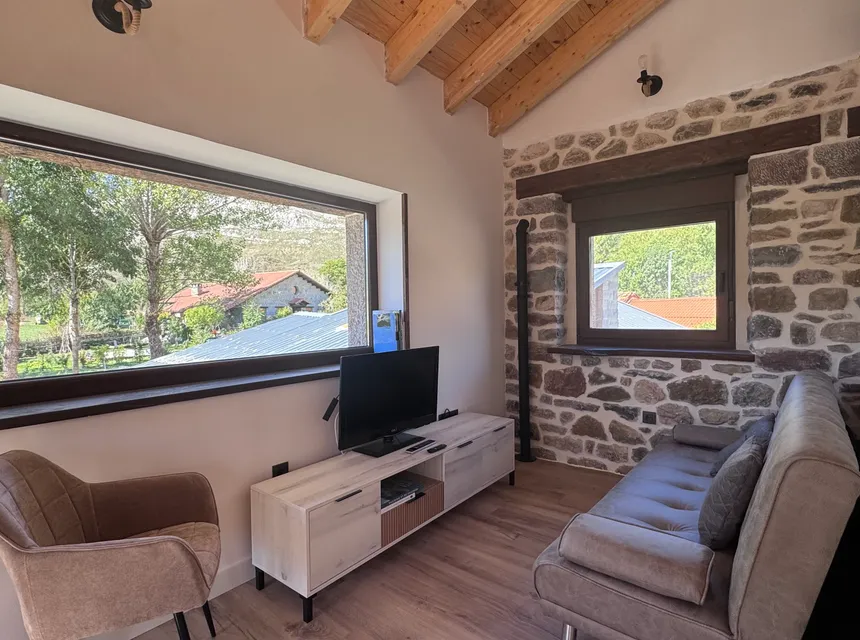 Salón de la primera planta de la casa rural en el Valle de Arbas