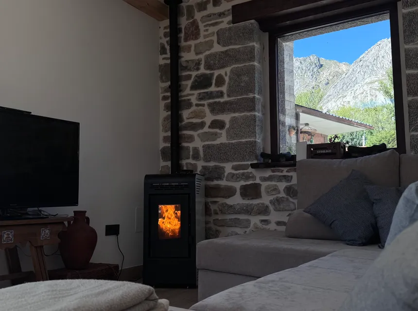 Estufa de pellets en el salón de la casa rural en el Valle de Arbas