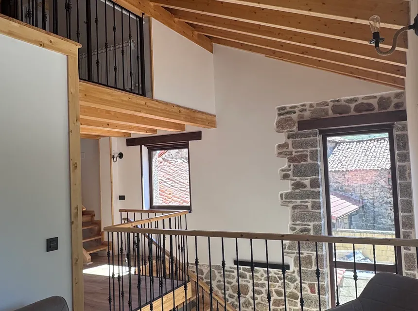 Salón de la primera planta de la casa rural en el Valle de Arbas