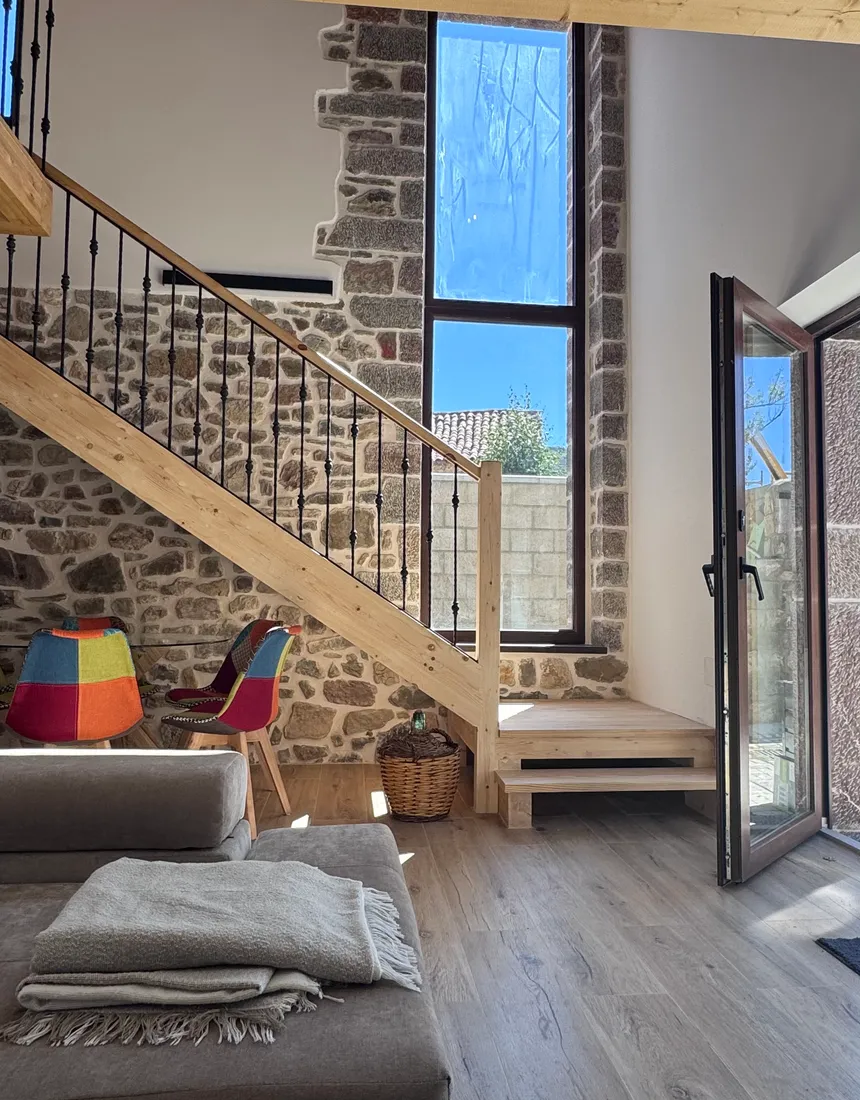 Salón de la planta baja de la casa rural